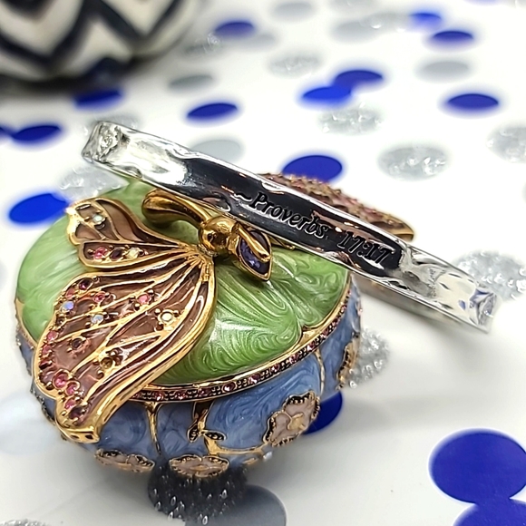 Brighton "FOOTPRINTS:Proverbs 17:17" Hinged Bangle w Inset Swarovski Crystals! - Picture 5 of 9
